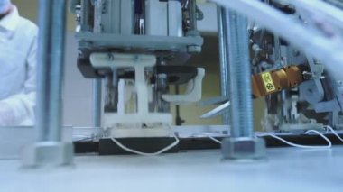 Hava filtresi için tıbbi koruyucu yüz maskesi üretimi. Coronavirus koruma makinesi, covid-19. Basın, kulak tıkacı ya da kravat için düzeltme ipliğine basar. Makro üretim hattı, taşıyıcı