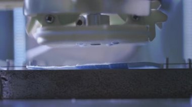 Hava filtresi için tıbbi koruyucu yüz maskesi üretimi. Coronavirus koruma makinesi, covid-19. Basın, kulak tıkacı ya da kravat için düzeltme ipliğine basar. Makro üretim hattı, taşıyıcı