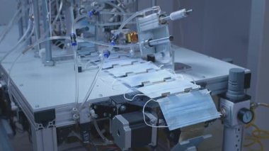 Hava filtresi için tıbbi koruyucu yüz maskesi üretimi. Coronavirus koruma makinesi, covid-19. Maskeler bir taşıyıcıda, üretim hattında hareket ediyor. Pandemik ya da karantina sırasında endüstri