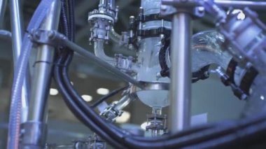 Su şeffaf bir borudan akar. Su şebekesinin içindeki su akışını gösteren şeffaf bir boru. Petrol akışı için pompaların test edilmesi.