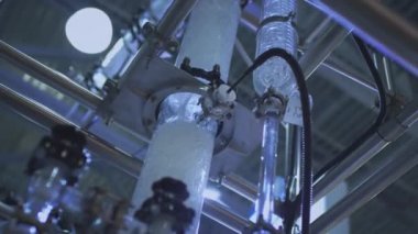 Su şeffaf bir borudan akar. Su şebekesinin içindeki su akışını gösteren şeffaf bir boru. Petrol akışı için pompaların test edilmesi.