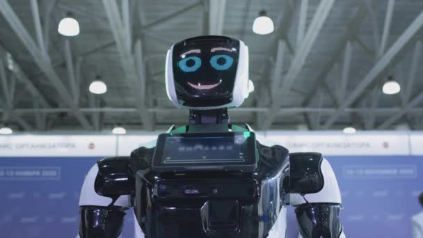 Modern Robot Technológiák. A robot a kamerába néz. A robot érzelmeket mutat. Felemeli a kezét, táncol, vagy felháborodik. Vagy támadások. — Stock videók
