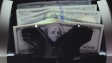 Kağıt para hesaplaması için para sayma ekipmanı. Banka finansal işlemleri için otomatik mekanizma. 100 USD 'lik döviz değişimi. Kapatma para sayma makinesi, yavaş çekim.
