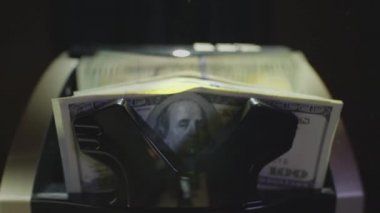 Kağıt para hesaplaması için para sayma ekipmanı. Banka finansal işlemleri için otomatik mekanizma. 100 USD 'lik döviz değişimi. Kapatma para sayma makinesi dolar sayma makinası.