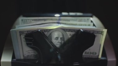 Kağıt para hesaplaması için para sayma ekipmanı. Banka finansal işlemleri için otomatik mekanizma. 100 USD 'lik döviz değişimi. Kapatma para sayma makinesi, yavaş çekim.