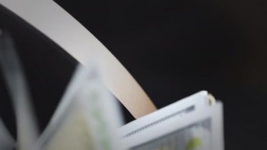 Başkan Benjamin Franklin 'in portresi 100 Amerikan doları nakit paraya. Kağıt para hesaplaması için para sayma ekipmanı. Banka finansal işlemleri için otomatik mekanizma. Makro Yavaş Çekim.