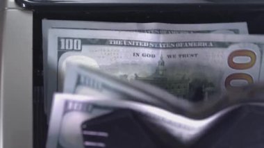 Para saymak için ekipman. Bir tomar para bir hesap makinesinde 100 dolar sayılır. Banka işlemleri için otomatik ekipman. Yavaş çekim.