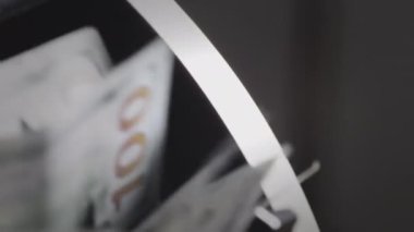 Para saymak için ekipman. Bir tomar para bir hesap makinesinde 100 dolar sayılır. Banka işlemleri için otomatik ekipman. Yavaş çekim.