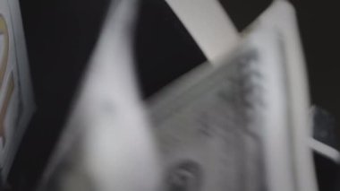 Kağıt para hesaplaması için para sayma ekipmanı. Banka finansal işlemleri için otomatik mekanizma. 100 USD 'lik döviz değişimi. Kapatma para sayma makinesi dolar sayma makinası