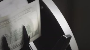Para saymak için ekipman. Bir tomar para bir hesap makinesinde 100 dolar sayılır. Banka işlemleri için otomatik ekipman. Yavaş çekim.