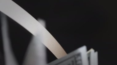 Başkan Benjamin Franklin 'in portresi 100 Amerikan doları nakit paraya. Kağıt para hesaplaması için para sayma ekipmanı. Banka finansal işlemleri için otomatik mekanizma. Makro Yavaş Çekim.