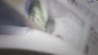 Başkan Benjamin Franklin 'in portresi 100 Amerikan doları nakit paraya. Kağıt para hesaplaması için para sayma ekipmanı. Banka finansal işlemleri için otomatik mekanizma. Makro Yavaş Çekim.