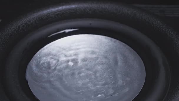 Dark Wave Audio und Black Water Liquid auf einer Platte. Subwoofer Lautsprecher mit Wasser. Tropfen explodieren über dem Klang des Basses. Flüssigkeit springt auf den Lautsprecher. Hintergrund für eine Party. Zeitlupe. — Stockvideo