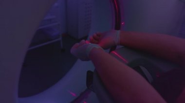 Tıbbi maskeli bir hasta modern bir tomografi makinesinin önünde yatıyor. Doktor tomografide akciğerleri analiz ediyor. Covid ya da Coronavirus tehlikesi. Akciğerlerin organı inceleniyor..