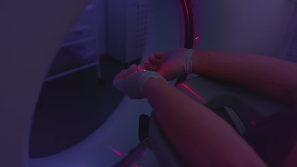 En patient i medicinsk mask ligger vid en modern datortomografi maskin. Läkaren analyserar lungorna på en datortomografi. Risken för covid eller coronavirus. Undersökning av lungornas organ. — Stockvideo