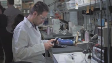 Bir bilim adamı mühendisi robotik kol protezi yaratır ya da teşhis eder. Protez laboratuvar, endüstriyel üretim. Tatmin edici bir hayat için mekanik bir kol. Sibernetik uzuvların yaratılışı. Ampütasyonculara yardım