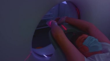 Doktor klinikte bir hasta için MRI taraması yapar. Erkek MRI cihazında yatıyor. Tıptaki modern teknolojiler. Ciğerleri inceler. Coronavirüs veya covid salgını sırasında hesaplanmış tomografi