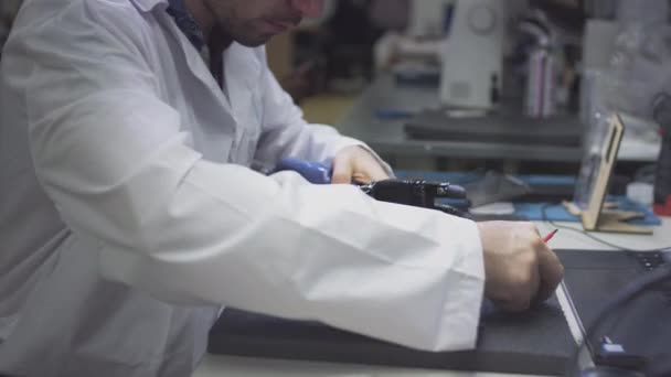 Vědec inženýr vytváří nebo diagnostikuje robotickou protézu paže. Laboratoř, průmyslová výroba. Mechanická paže pro naplňující život. Tvorba kybernetických končetin. Pomáháme amputovaným — Stock video