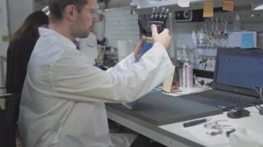 Bir bilim adamı mühendisi robotik kol protezi yaratır ya da teşhis eder. Protez laboratuvar, endüstriyel üretim. Tatmin edici bir hayat için mekanik bir kol. Sibernetik uzuvların oluşturulması.