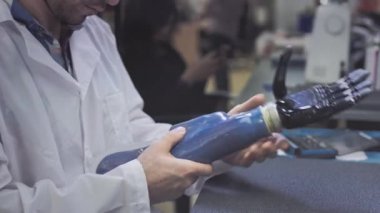 Bir bilim adamı mühendisi robotik kol protezi yaratır ya da teşhis eder. Protez laboratuvar, endüstriyel üretim. Tatmin edici bir hayat için mekanik bir kol. Sibernetik uzuvların oluşturulması.