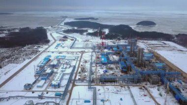 Nakliye için petrol terminalinin havadan görüntüsü. Rus petrol borusu Nord Stream 2 'nin yapımı. Petrokimyasal ürünlerin ihracatı. Petrol, Rusya 'dan Almanya' ya, Baltık Denizi 'nin dibinde akıyor.