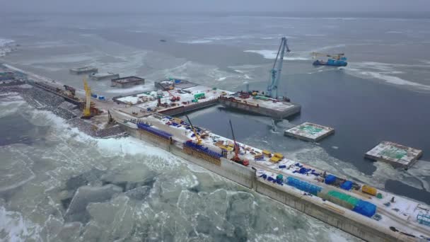 Flygfoto över oljeterminalen för sjöfart. Byggande av det ryska oljeröret Nord Stream 2. Export av petrokemiska produkter. Oljeflöde från Ryssland till Tyskland längs botten av Östersjön — Stockvideo