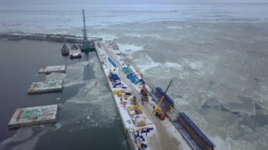 Nakliye için petrol terminalinin havadan görüntüsü. Rus petrol borusu Nord Stream 2 'nin yapımı. Petrokimyasal ürünlerin ihracatı. Petrol, Rusya 'dan Almanya' ya, Baltık Denizi 'nin dibinde akıyor.