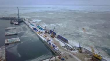 Nakliye için petrol terminalinin havadan görüntüsü. Rus petrol borusu Nord Stream 2 'nin yapımı. Petrokimyasal ürünlerin ihracatı. Petrol, Rusya 'dan Almanya' ya, Baltık Denizi 'nin dibinde akıyor.