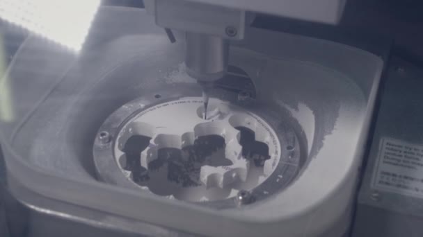 专业的数控机床自动制造假牙.这个钻头磨碎了一个仿制陶瓷下巴的东西.牙科学的先进技术。牙科植入物生产 — 图库视频影像