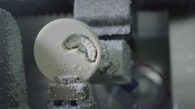 Profesyonel bir CNC makinesi otomatik olarak bir diş protezi yaratır. Matkap seramik çene taklidi yapıyor. Dişçilikte gelişmiş teknoloji. Diş implantı üretimi