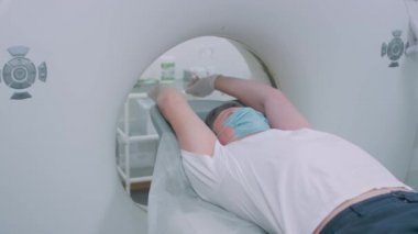 Doktor klinikte bir hasta için MRI taraması yapar. Erkek MRI cihazında yatıyor. Tıptaki modern teknolojiler. Ciğerleri inceler. Coronavirüs veya covid salgını sırasında hesaplanmış tomografi
