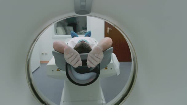 Lekarz robi rezonans magnetyczny pacjenta w klinice. Samiec leży w rezonansie magnetycznym. Nowoczesne technologie w medycynie. Bada płuca. Tomografia komputerowa podczas koronawirusu lub pandemii okrężnicy — Wideo stockowe