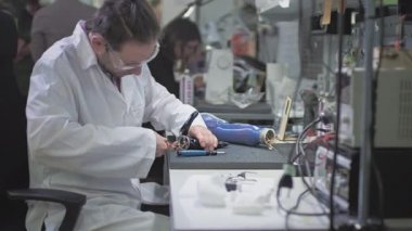 Protez el üretimi. Bir bilim adamı mühendisi robotik kol protezi yaratır ya da teşhis eder. Protez laboratuvar. Tatmin edici bir hayat için mekanik bir kol. Sibernetik uzuvların oluşturulması