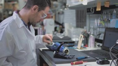 Bir bilim adamı mühendisi robotik kol protezi yaratır ya da teşhis eder. Protez laboratuvar, endüstriyel üretim. Tatmin edici bir hayat için mekanik bir kol. Sibernetik uzuvların oluşturulması.