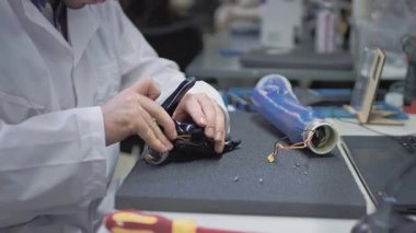 Bir bilim adamı mühendisi robotik kol protezi yaratır ya da teşhis eder. Protez laboratuvar, endüstriyel üretim. Tatmin edici bir hayat için mekanik bir kol. Sibernetik uzuvların yaratılışı. Ampütasyonculara yardım