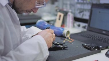 Bir bilim adamı mühendisi robotik kol protezi yaratır ya da teşhis eder. Protez laboratuvar, endüstriyel üretim. Tatmin edici bir hayat için mekanik bir kol. Sibernetik uzuvların yaratılışı. Ampütasyonculara yardım