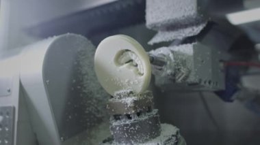 Profesyonel bir CNC makinesi otomatik olarak bir diş protezi yaratır. Matkap seramik çene taklidi yapıyor. Dişçilikte gelişmiş teknoloji. Diş implantı üretimi