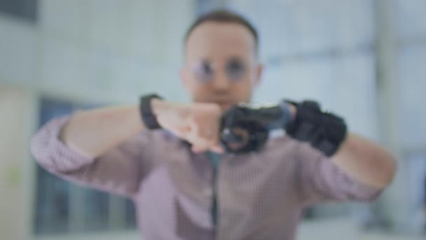 A man with a prosthetic arm. Artificial robotic arm, replaces hand and palm. A full life of a disabled person — 비디오