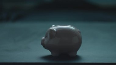 Piggy Bank Hit, Hammer Slow Motion 'la parçalandı ve parçalandı. Kumbaradaki madeni paralar patladı. Bozuk para kutusu kırılmış. Finansal sistemin çöküşü. Dünya mali krizi.