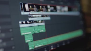 Video ve film yaratmak için bilgisayar yazılımı. Bilgisayarı izleyin ve video düzenleme için programın çalışmalarını yakalayın: parçalar birbirine bağlıdır. Yapım sonrası, klipsleyici, blog yazma