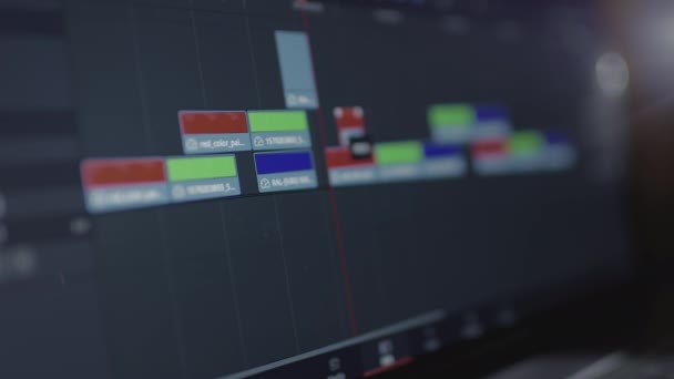 Software informático para crear vídeos y películas. Monitorear el ordenador y capturar el trabajo del programa para la edición de vídeo: los fragmentos se conectan entre sí. Postproducción, clip maker, blogging — Vídeo de stock
