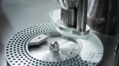 Kapsülleri ve tabletleri ilaç tozuyla dolduruyorum..