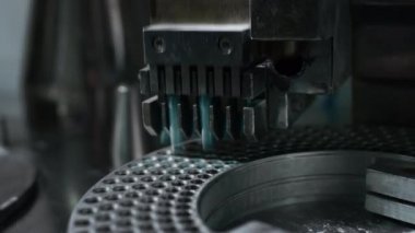 İlaç ve tıbbi malzeme üretiminde mavi haplar..