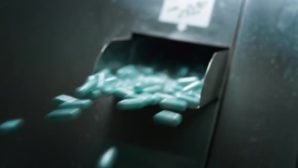 Pastillas azules cápsulas en la fabricación de medicamentos y suministros médicos. — Vídeo de stock