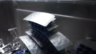 Uyuşturucu Üretimi. Tablet ve ilaç üretim makinesi, üretim hattı bitirme