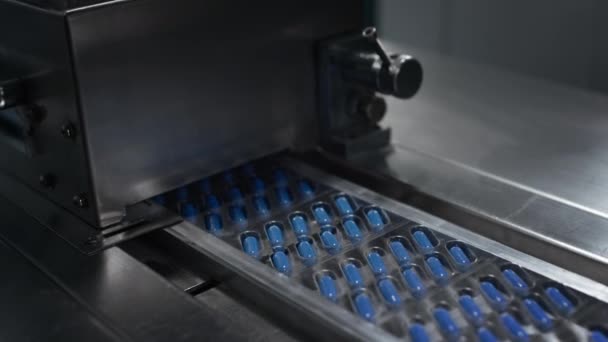 Farmaceutický stroj na výrobu doplňků stravy a vitamínů — Stock video