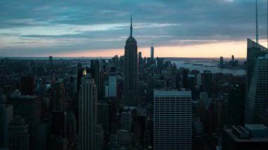 New York şehrinin ufuk çizgisi zaman çizelgesi videosu. Rockefeller Merkezi, Empire State Binası, Mart 2022