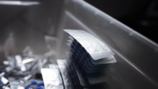 Produzione di droga. Macchina per la produzione di compresse e medicinali, finitura della linea di produzione — Video Stock