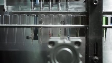 İlaçları ampullere veya test tüplerine dökmek için otomatik makine.