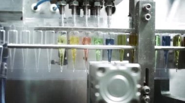 İlaçları ampullere veya test tüplerine dökmek için otomatik makine.